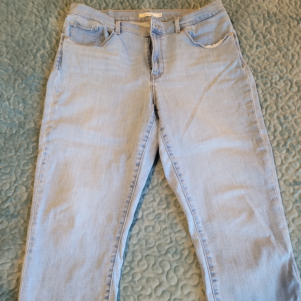 Womens Levi capris